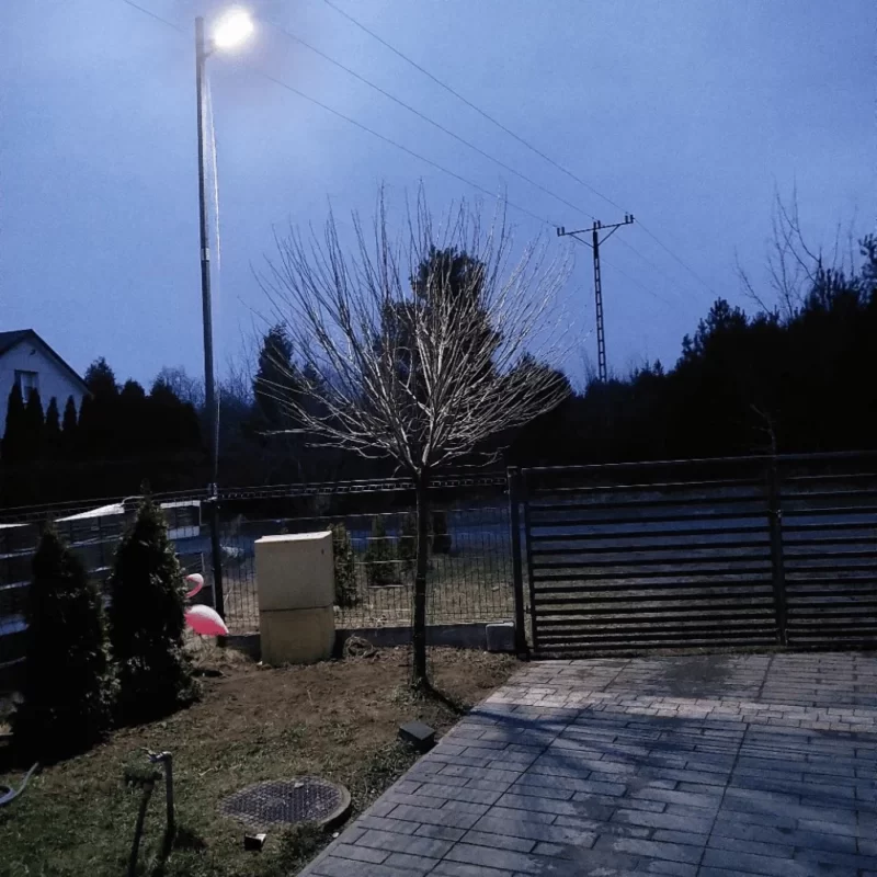 lampa uliczna solarna ze słupem