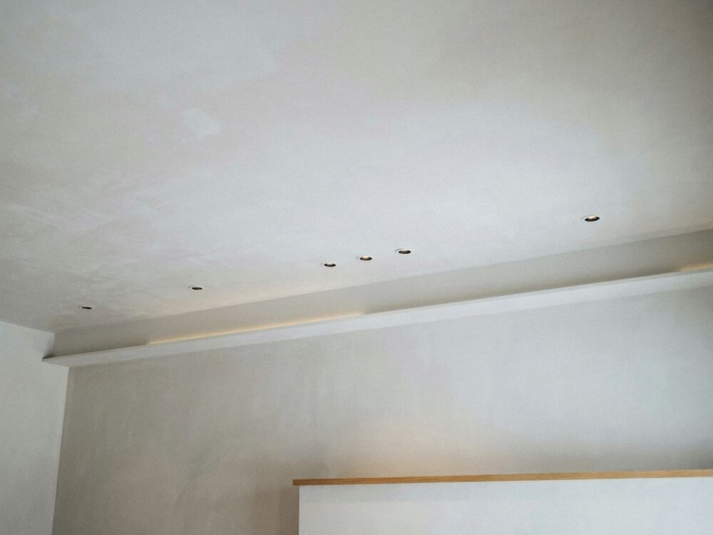 sufit z oświetleniem LED